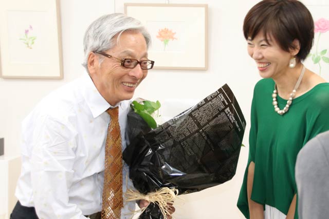教え子から花束を受けて笑顔の堀田さん