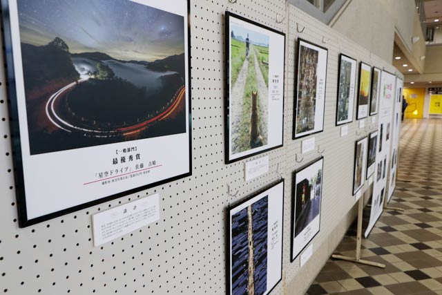 燕三条地場産センターで開かれている第1回にいがた「道」フォトコンテスト作品展示会