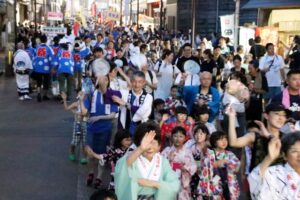 飛燕夏まつりフィナーレの燕ばやし大会
