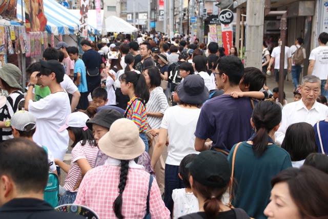 お笑いステージ直後の商店街はこのにぎわい