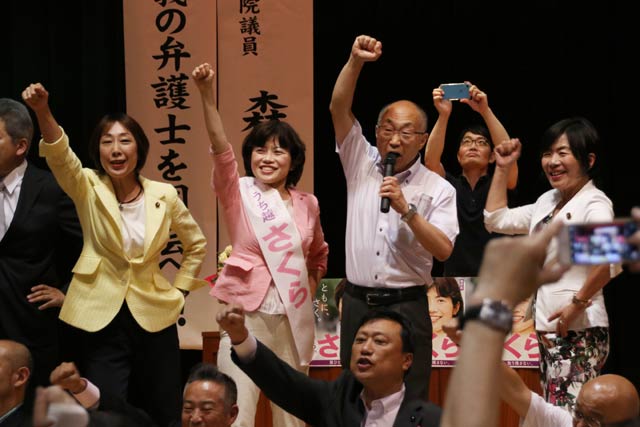 12日に三条市総合福祉センターでガンバローコールを行う打越氏