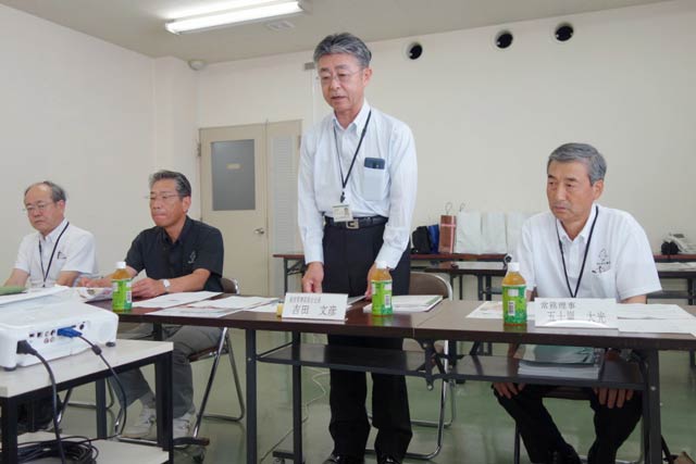 JAにいがた南蒲の地元報道機関との懇談会であいさつする吉田経営管理委員会会長