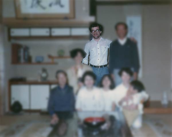 ヒウラさんの実家でヒウラの家族と記念撮影、中央がショーンさんでその左下がヒウラさん