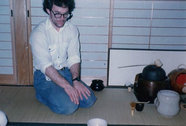 ヒウラさんの実家で茶道を体験するショーンさん