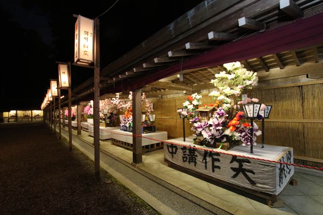 22日夜、花揃えで弥彦神社に集まった燈籠