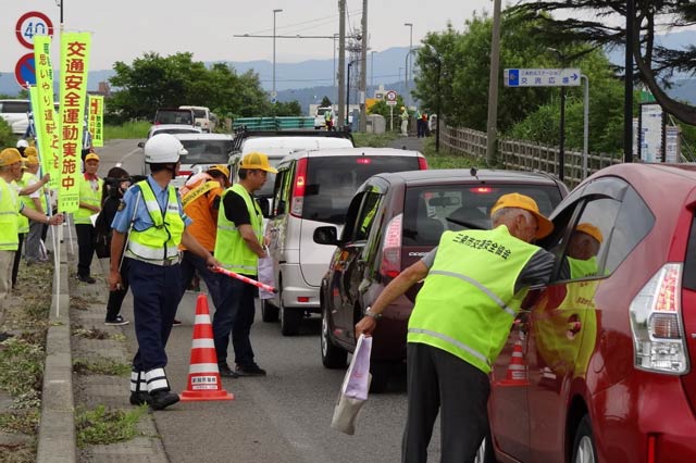 夏の交通事故防止運動に伴う交通安全街頭指導所
