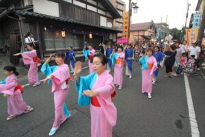 梅雨明けの弥彦燈籠まつり前夜祭を大民謡流しやステージイベントで盛り上げる