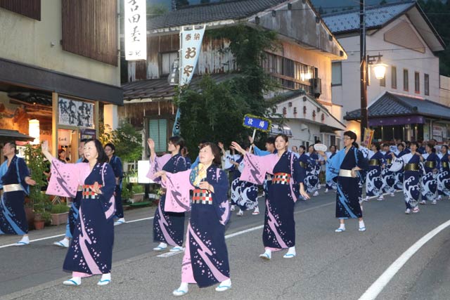 弥彦燈籠まつり前夜祭の大民謡流し