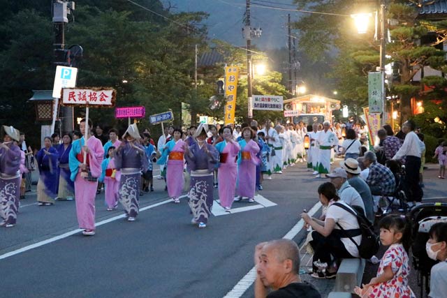 弥彦燈籠まつり前夜祭の大民謡流し