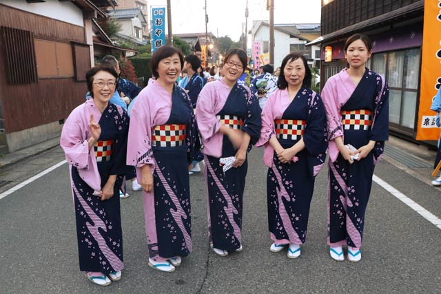 弥彦燈籠まつり前夜祭の大民謡流し