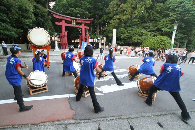 弥彦神社一の鳥居前で弥彦山太鼓の演奏