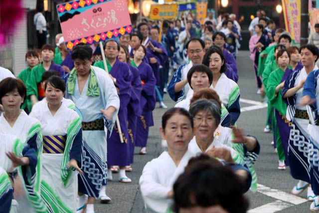 弥彦燈籠まつり前夜祭の大民謡流し