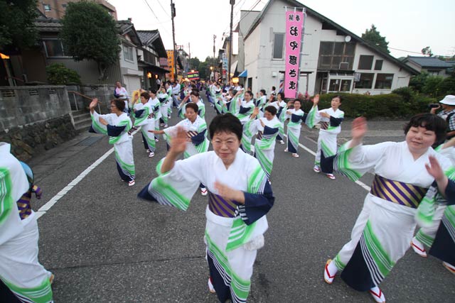 弥彦燈籠まつり前夜祭の大民謡流し