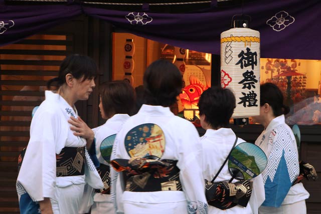 弥彦燈籠まつり前夜祭の大民謡流し