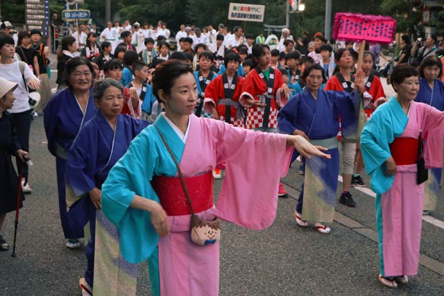 弥彦燈籠まつり前夜祭の大民謡流し