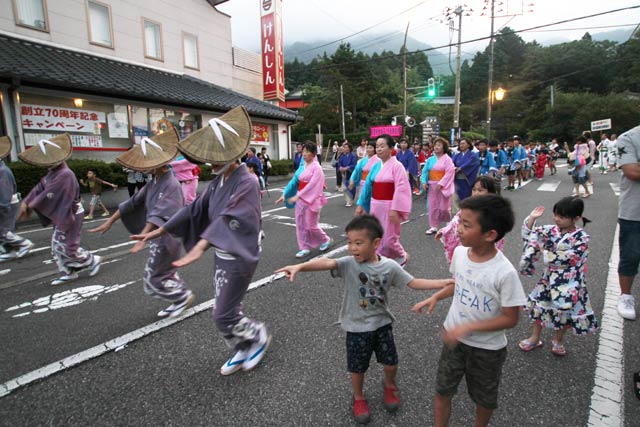 弥彦燈籠まつり前夜祭の大民謡流し