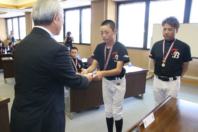 佐野町長からほう賞金を手渡す