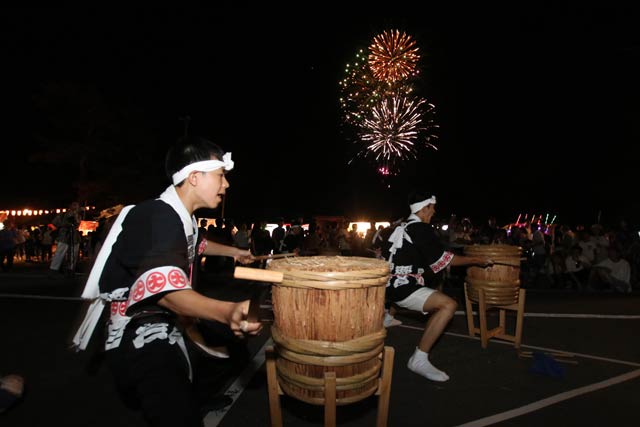 弥彦おもてなし広場前でたる太鼓