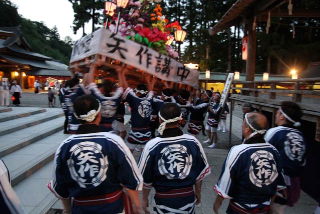 神社に参拝して大燈籠をもむ