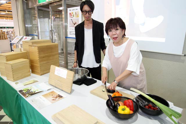 燕三条地場産センターで開かれている桐の魅力を伝える体感イベント