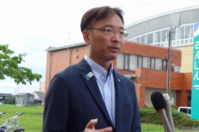 取材にこたえる国定氏