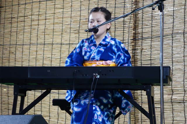 土砂降りの雨のなかで浴衣で歌う佐藤ひらりさん