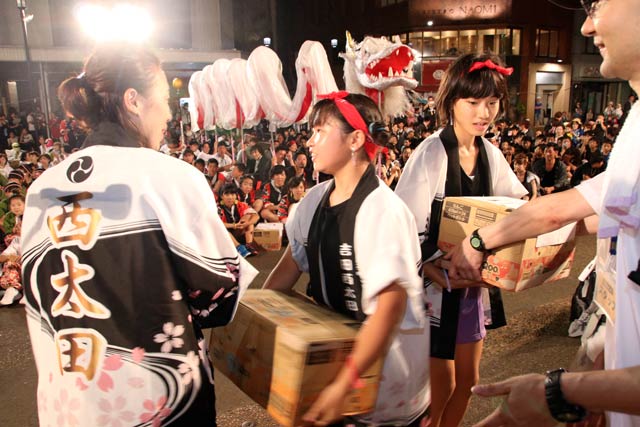 踊りで優勝して表彰を受ける西太田