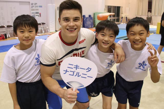 ロシア選手と方を組んで