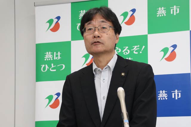 記者会見する鈴木燕市長