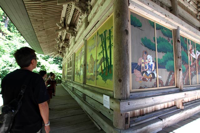 国上寺本堂外壁に設置されたイケメン官能絵巻