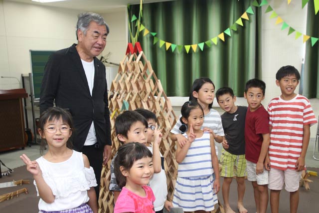 隈さんデザインの「つみき」で遊んだ子どもたちと記念写真
