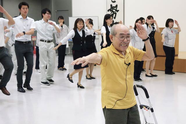 指導する古沢さん