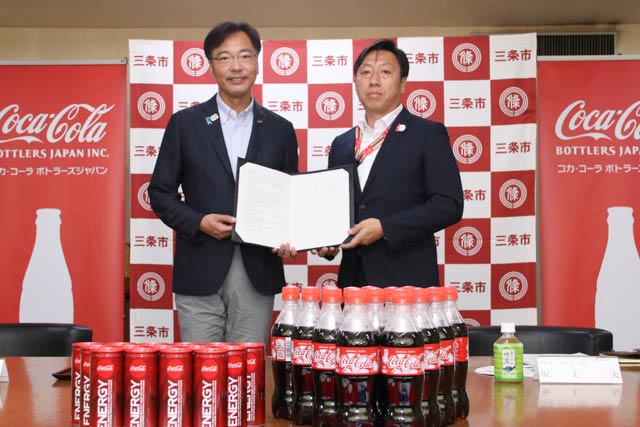 協定書に調印した国定市長と坂上支店長