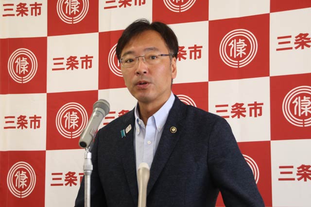 定例記者会見を行う国定三条市長