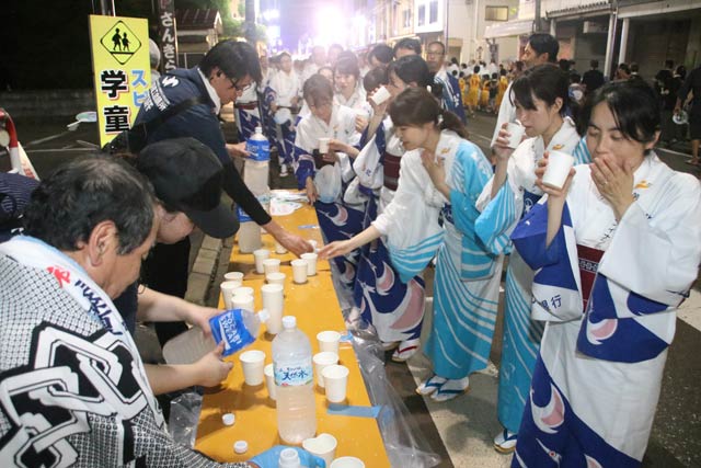 休憩時間を待てずに給水所で水分を補給