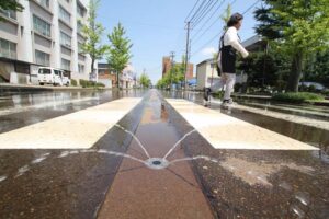 水を出した三条市役所前の消雪パイプ