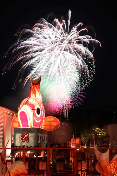 鯛車を並べたステージえんがわから見る花火