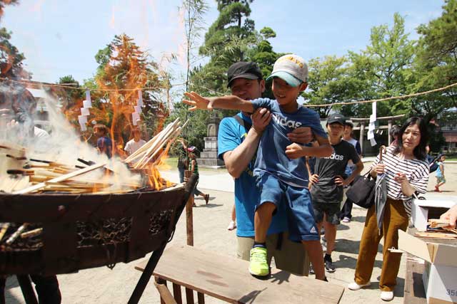 八幡宮ではし供養祭