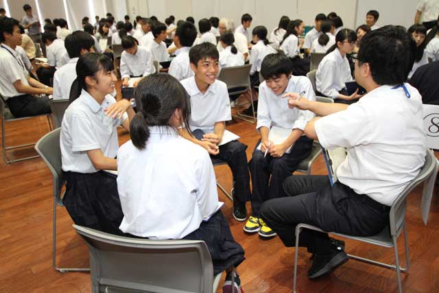 燕市職員に質問する分水高校生
