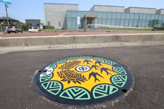 燕市産業史料館前に設置された新たにマンホールカードに採用された燕地区のマンホールのふた