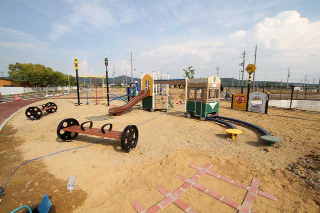 「帯織街苑」の公園に設置された遊具