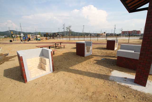公園にはバーベキューにも使えるかまども設置