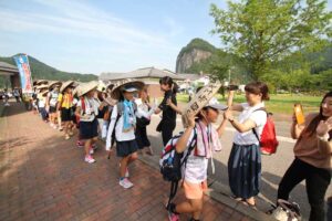 保護者ら全員とハイタッチして100km徒歩の旅に出発