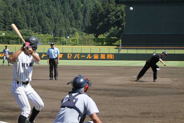 パール金属の高波社長が始球式