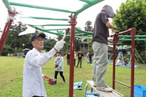 八幡公園で遊具のペンキ塗り