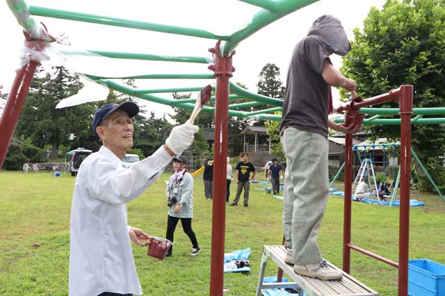 八幡公園で遊具のペンキ塗り