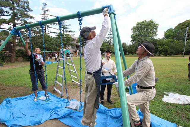 八幡公園で遊具のペンキ塗り