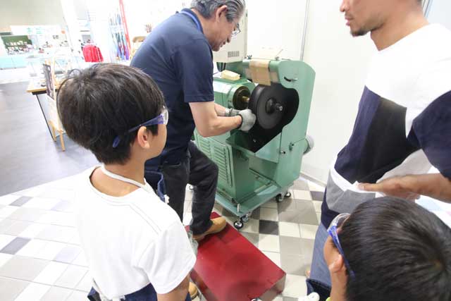スプーン磨き体験