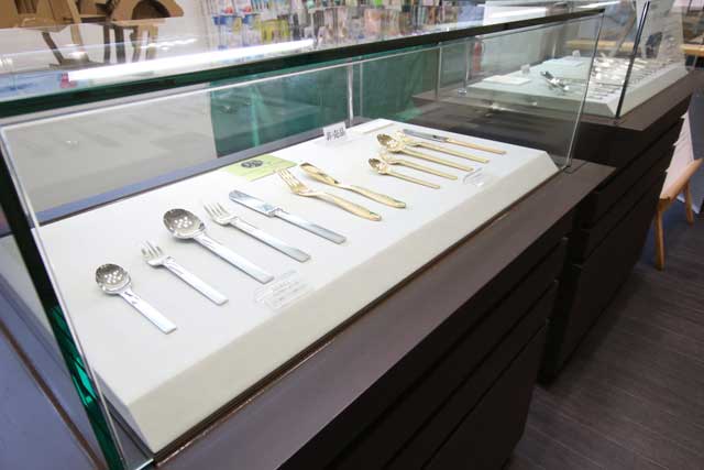 山崎金属工業のノーベル賞晩さん会で使われるカトラリーなどの展示