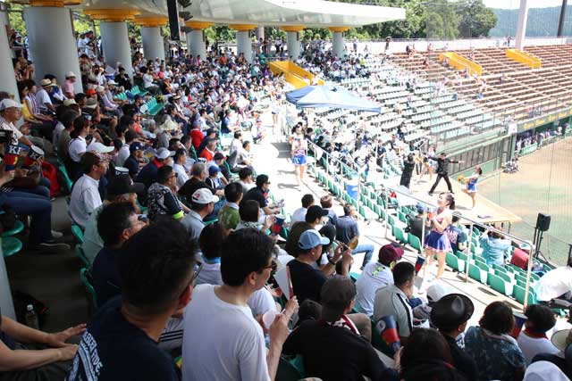 応援合戦付き早慶戦で盛り上がる